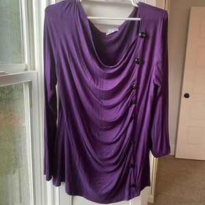 ⭐️⭐️Super cute and flattering top! 💜💜
